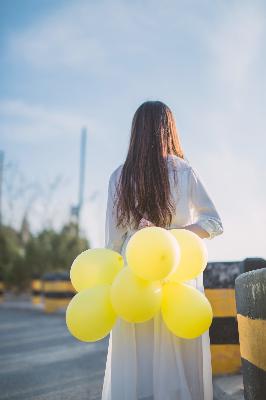 老中医吮她的花蒂和奶水视频播放,车上他吃我奶进我下面视频